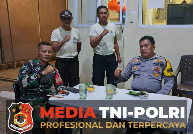 
					Jaga Kamtibmas Bhabinkamtibmas Polsek Ciampea Bersama Babinsa Laksanakan Kontrol Ronda Malam, Sampaikan Pesan Kamtibmas
