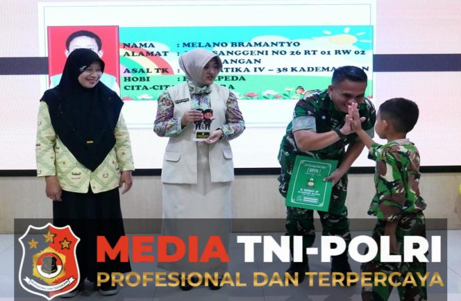 
 Ketua Yayasan Kartika Jaya Koordinator Kodim 0808 Hadiri Pentas Seni Para Murid TK Sejajaran Kodim 0808/Blitar