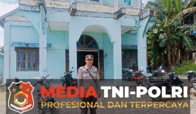 
 Polsek Kuala Behe Laksanakan Pengamanan Ibadah Minggu, Ciptakan Situasi Aman