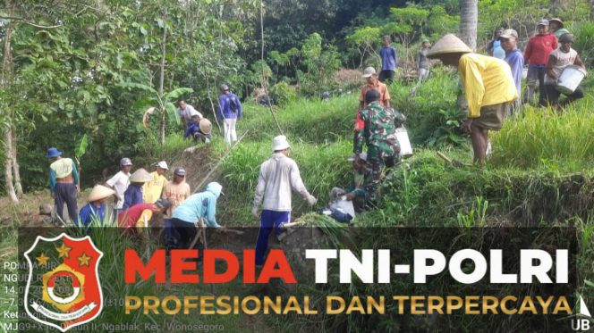 
 Sinergi TNI Dan Warga Kalinanas Buat Pondasi Pompa