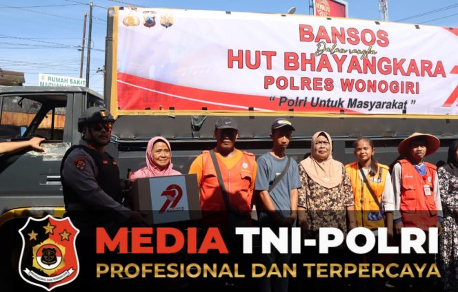 
 Polres Wonogiri Salurkan Bansos di Pracimantoro dalam Rangka Hari Bhayangkara ke-79
