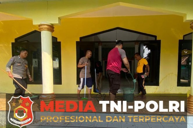 
					Polsek Tamansari Gelar Bakti Sosial Bersihkan Masjid At-Taqwa Sambut HUT Bhayangkara ke-79