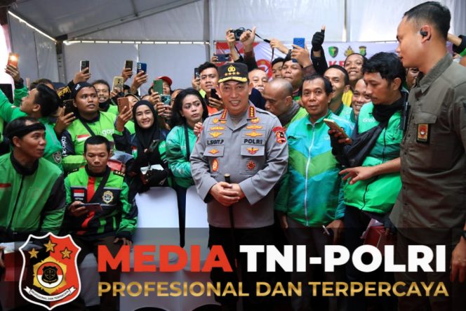 
					Kapolri Bagikan Sembako dan Alat Bantu Disabilitas di Puncak Bakti Kesehatan