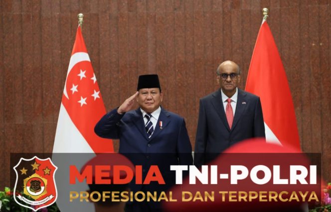 
 Presiden Prabowo Subianto Disambut Langsung Oleh Perdana Menteri Singapura, Yang Mulia Lawrence Wong, Saat Tiba di Singapura, Kemarin Malam