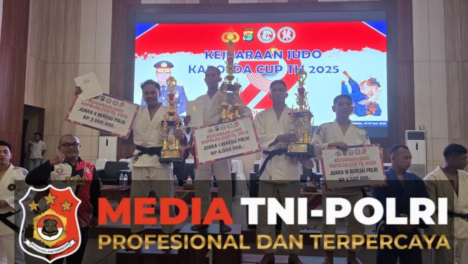 
 Atlet Judo Polres Mesuji Berhasil Menyabet 1 Piala Berugu Polri dan 19 Medali pada Ajang Kejuaraan Judo Kapolda Cup Tahun 2025