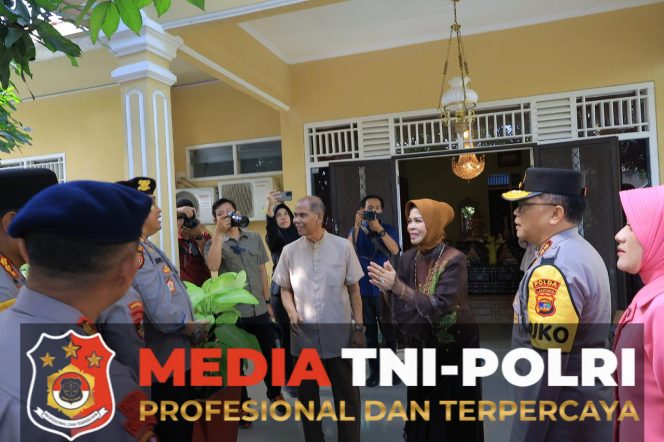 
 Kapolda Lampung Anjangsana ke Keluarga Briptu Anumerta Ghalib Surya Ganta dalam Rangka Hari Bhayangkara ke-79