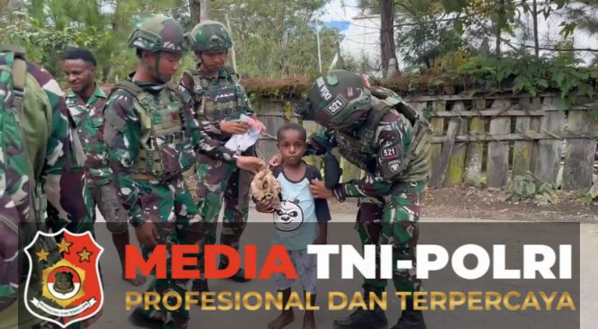 
 Satgas Yonif 521/DY Anjangsana Berbagi dengan Warga Distrik Kelila