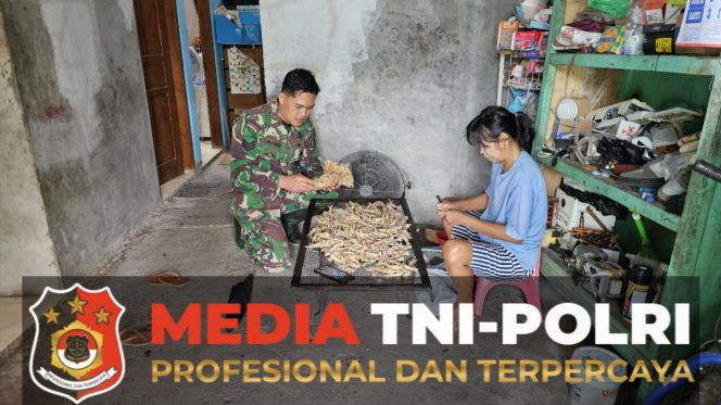 
 Senyum Babinsa Tipes Di Tengah Aroma & Rasa Krupuk Kulit Ceker Ayam, Ada Sentuhan Kecil Untuk Tumbuhkan Harapan Pelaku UMKM