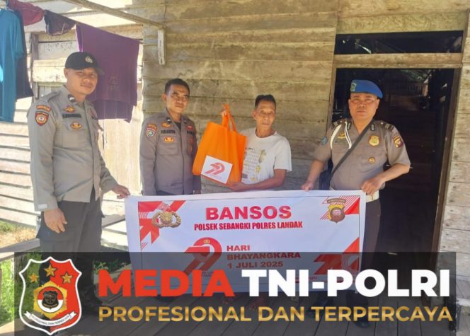 
					Polsek Sebangki Bagikan Bansos dalam Rangka Hari Bhayangkara ke-79, Wujud Kepedulian Polri kepada Masyarakat
