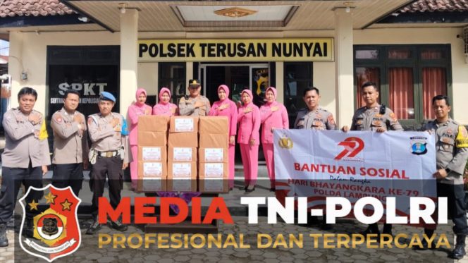 
					Polri Untuk Masyarakat, Polres Lampung Tengah dan Polsek Jajaran Gelar Bakti Sosial kepada Warga Kurang Mampu