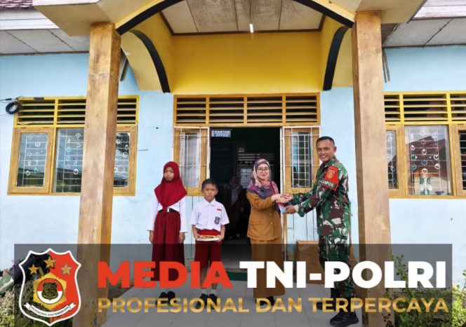 
 Tanamkan Jiwa Nasionalisme, Satgas Pamtas Yonarmed 11 Kostrad Hadir di Tengah Siswa Perbatasan