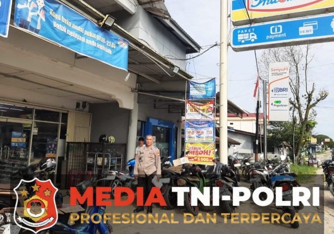 
					Anggota Polsek Mandor Patroli Siang, Temui Warga dan Sampaikan Pesan Penting