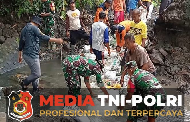 
 Poktan Tani Makmur Bersama Babinsa Bendo, Bahu Membahu Pasang Talud di Sumber Air Mbah Bendo