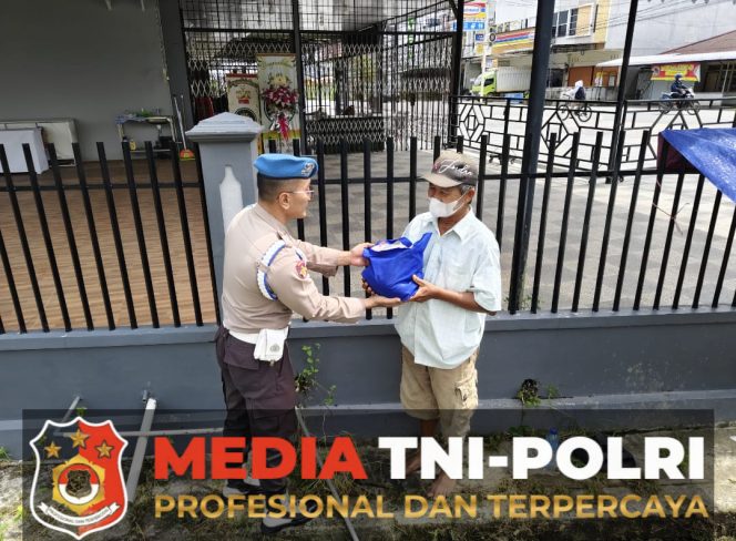 
					Sipropam Polres Singkawang Berbagi Kasih Lewat Bansos untuk Kaum Duafa Sambut HUT Bhayangkara ke-79