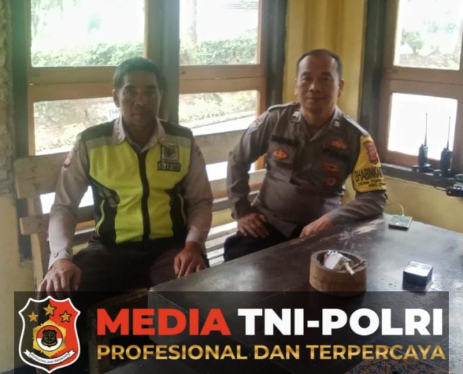 
 Wujudkan Lingkungan Aman Kondusif Bhabinkamtibmas Polsek Cisarua Sambangi Warga Desa Tugu Selatan