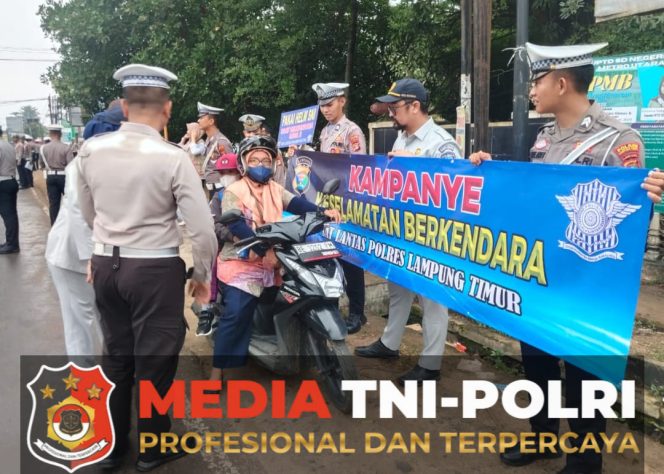 
 Pengendara Tertib yang Melintas, Diberikan Hadiah Oleh Polres Lampung Timur