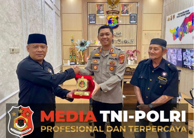 
 Kapolres Lampung Tengah Bersilaturahmi dan Serahkan Cinderamata kepada Pengurus PSHT