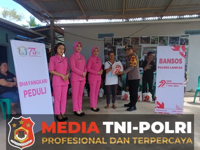 
					Sambut Hari Bhayangkara ke-79, Polsek Menjalin dan Bhayangkari Salurkan Bansos