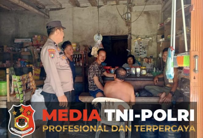 
					Patroli Siang, Polisi Temui Warganya yang Sedang Duduk Santai Sedang Menyampaikan Kamtibmas
