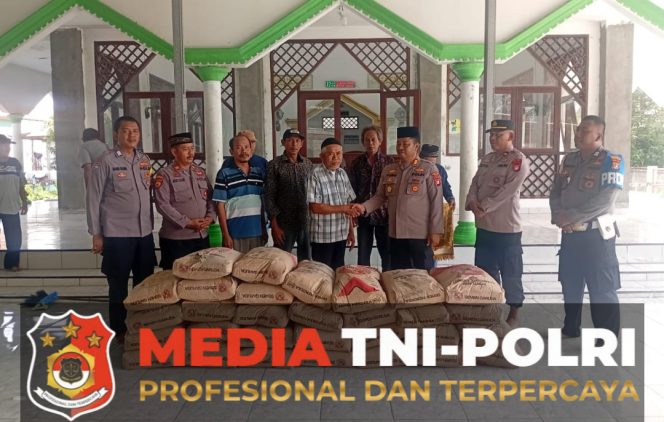 
 Polsek Tambelang Gelar Bhakti Religi, Salurkan Bantuan Semen untuk Pembangunan Masjid Jamie Daarul Muttaqin di Sukaraja