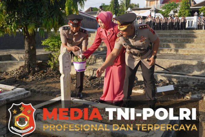 
					Kapolres Wonogiri Pimpin Upacara Tabur Bunga di TMP Kusuma Bangsa dalam Rangka HUT Bhayangkara ke-79