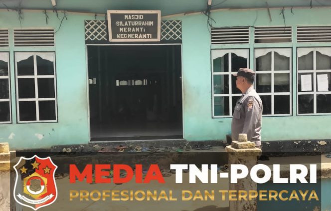 
					Personil Polsek Meranti Amankan Ibadah Sholat Jumat Di Masjid Silaturahim