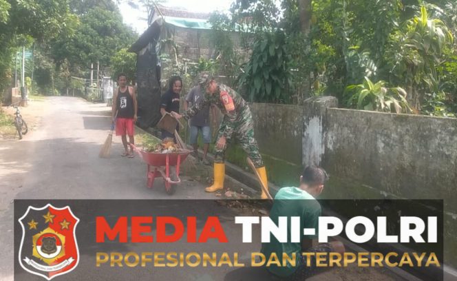 
					Babinsa Duren Bersama Warga Gelar Kerja Bakti, Wujudkan Lingkungan Bersih Dan Ciptakan Kerukunan Antar Warga