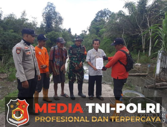 
 Babinsa Kodim 0402/OKI Gencar Lakukan Patroli dan Sosialisasi untuk Cegah Karhutla