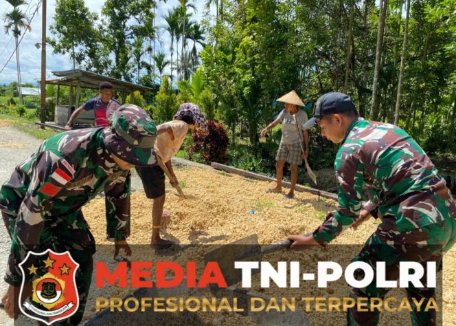 
					Bhakti TNI di Perbatasan Satgas Yonif 131/Brajasakti dan Warga Wambes Gotong Royong Perbaiki Jalan Rusak