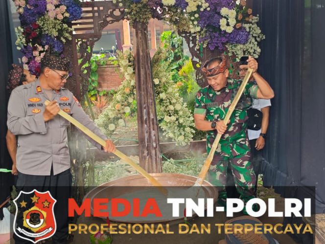 
					Kebersamaan Mewujudkan Tradisi Bati Tuud Koramil 0818/33 Hadiri Selamatan Desa Bumiaji
